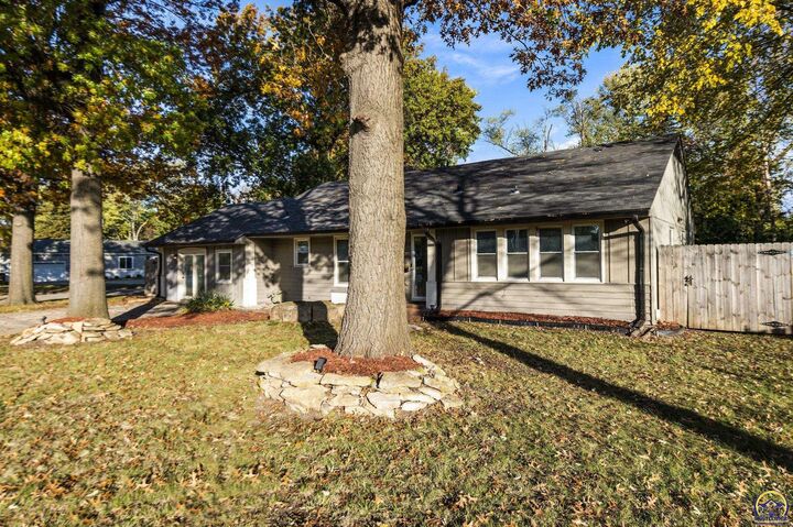 Property Photo: 1730 SW 37th St KS 66614