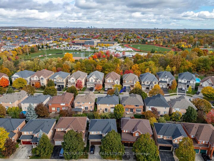 Property Photo:  2124 Blackforest Crescent  ON L6M 4T6 