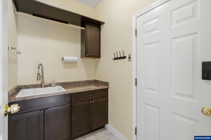 Property Photo: 881 Quail Glenn Dr OR 97370