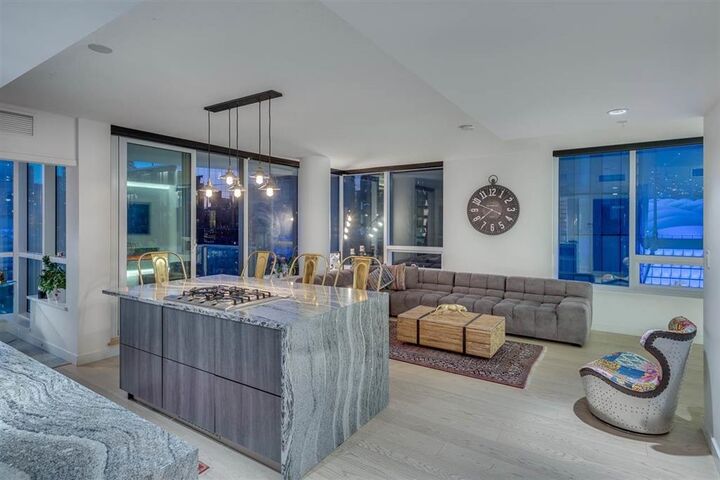 Property Photo:  68 Smithe Street Ph2015  BC V6B 0P4 