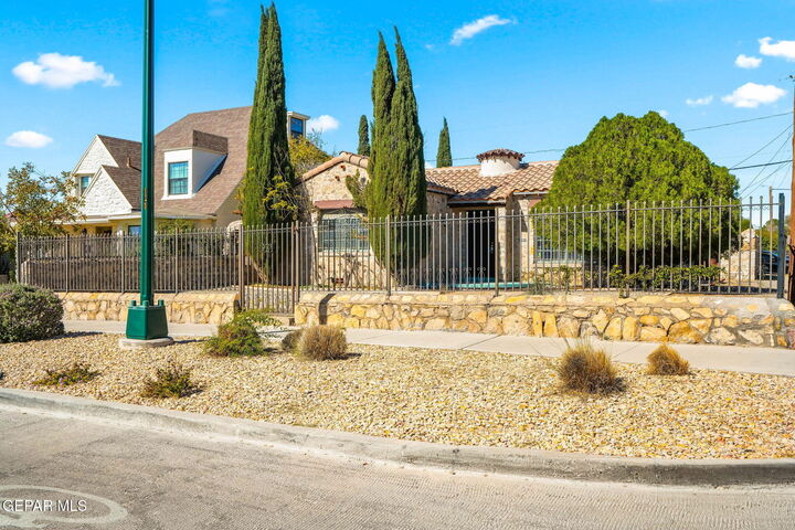 Property Photo: 931 E Robinson Avenue TX 79902