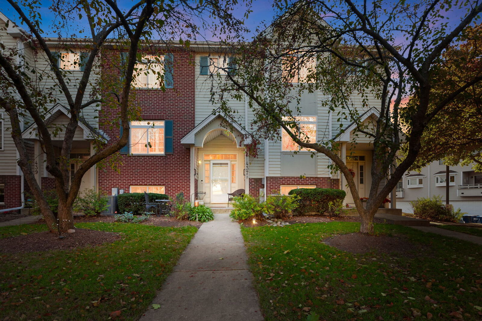 Property Photo: 437 E Willow Street 437 IL 60119