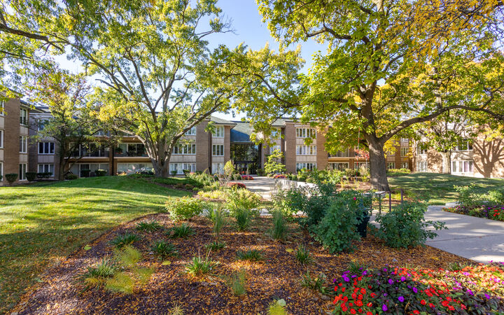 Property Photo: 2 Oak Brook Club Drive B109 IL 60523