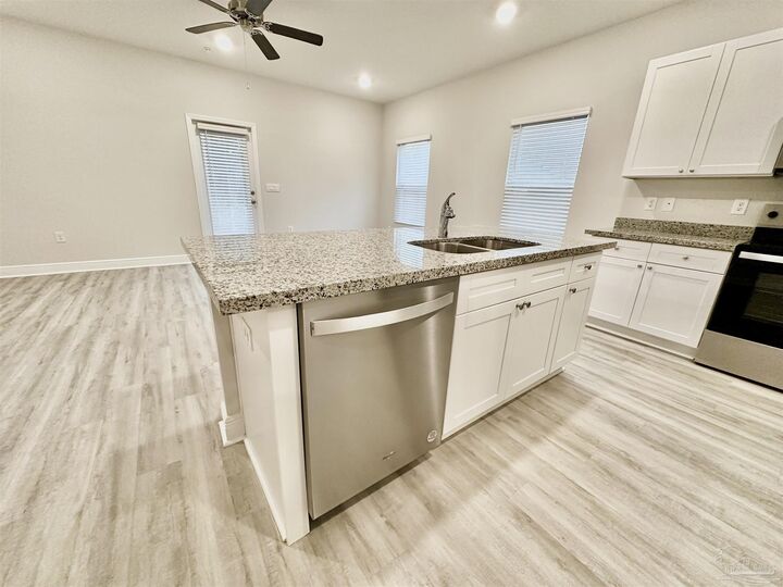 Property Photo: 8630 Meadow Flower Ln FL 32514