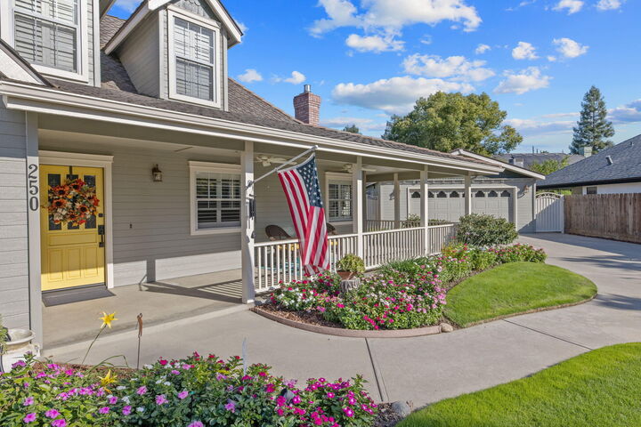 Property Photo: 250 E Chestnut Court CA 93292