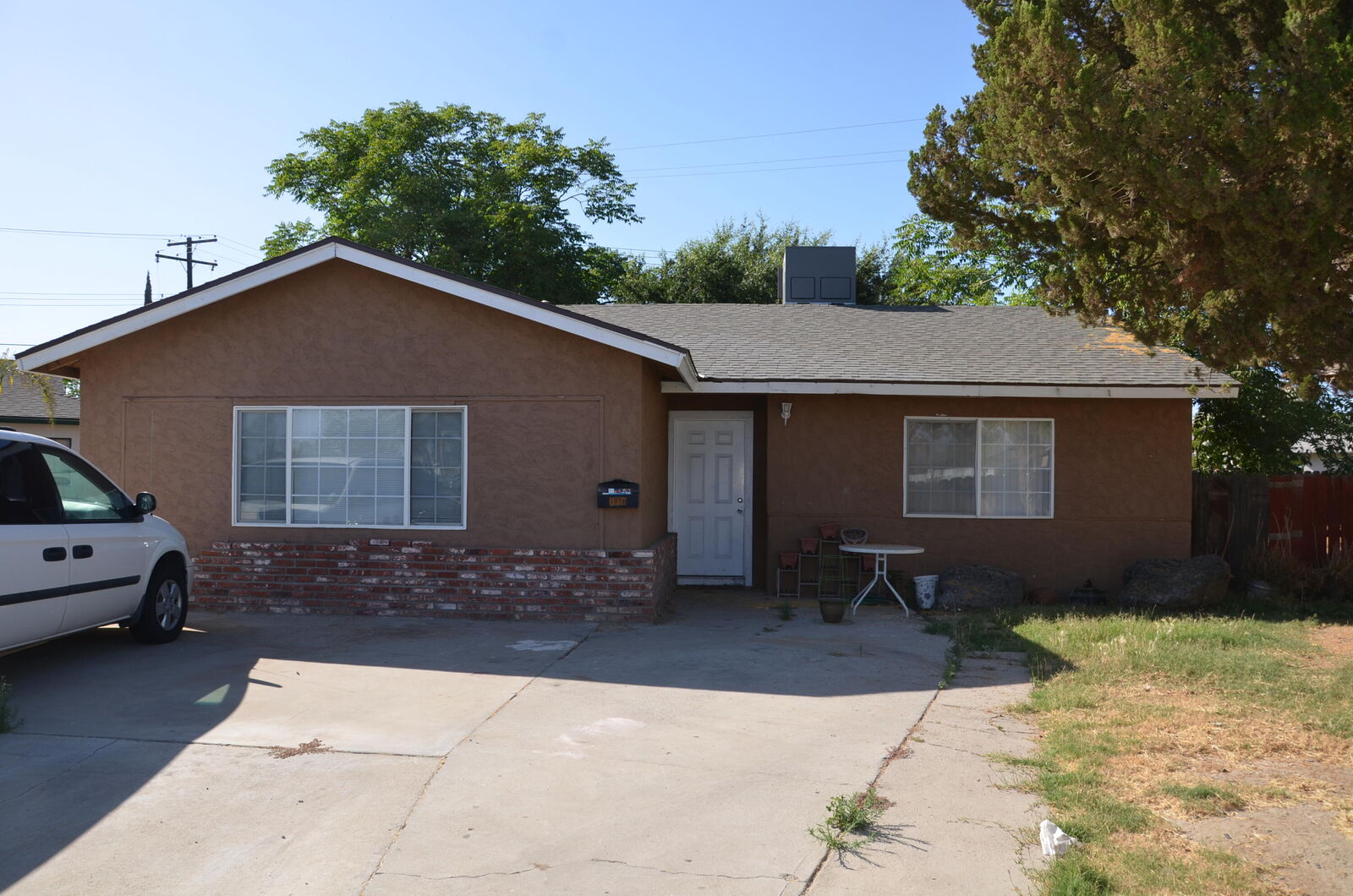 Property Photo:  1076 Lincolnwood Circle  CA 93230 