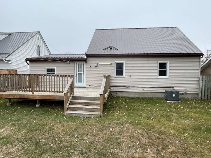 Property Photo:  207 Lee Avenue  ON P1A 2K4 