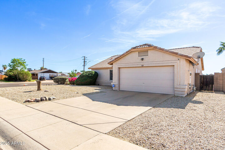 Property Photo: 825 W 15th Lane AZ 85120