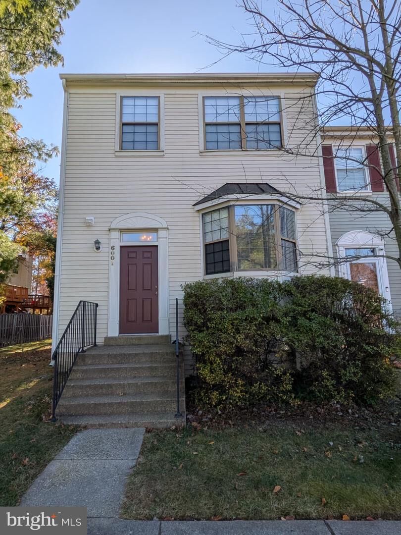 Property Photo: 6001 Little Brook Court VA 20124