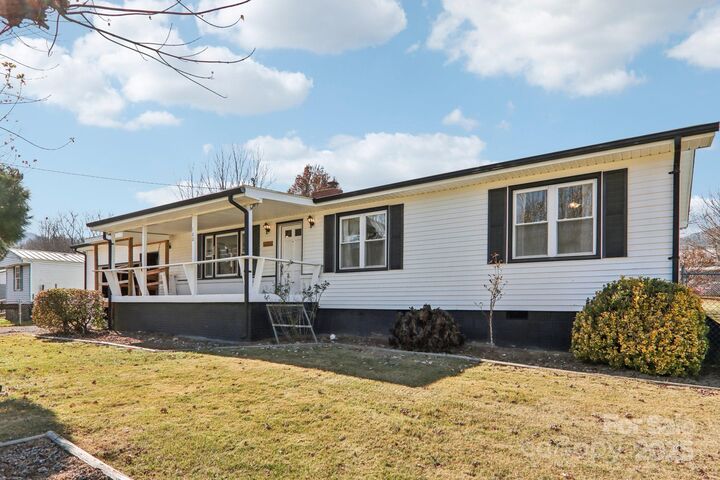 Property Photo: 100 Hyatt Street NC 28786