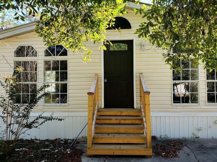 Property Photo:  834 N Caryville Road  FL 32425 