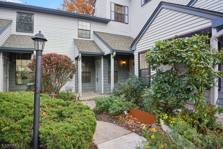 Property Photo:  809 Woodbridge Commons Way  NJ 08830 