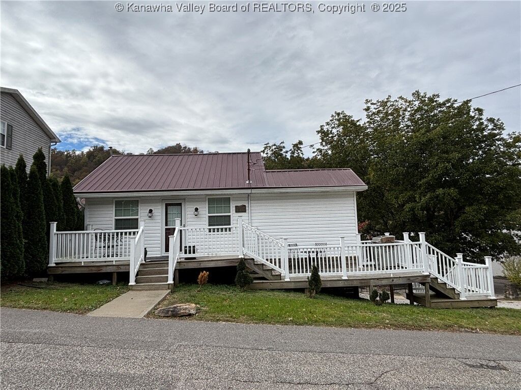 Property Photo: 690 Hopkins Avenue WV 25053