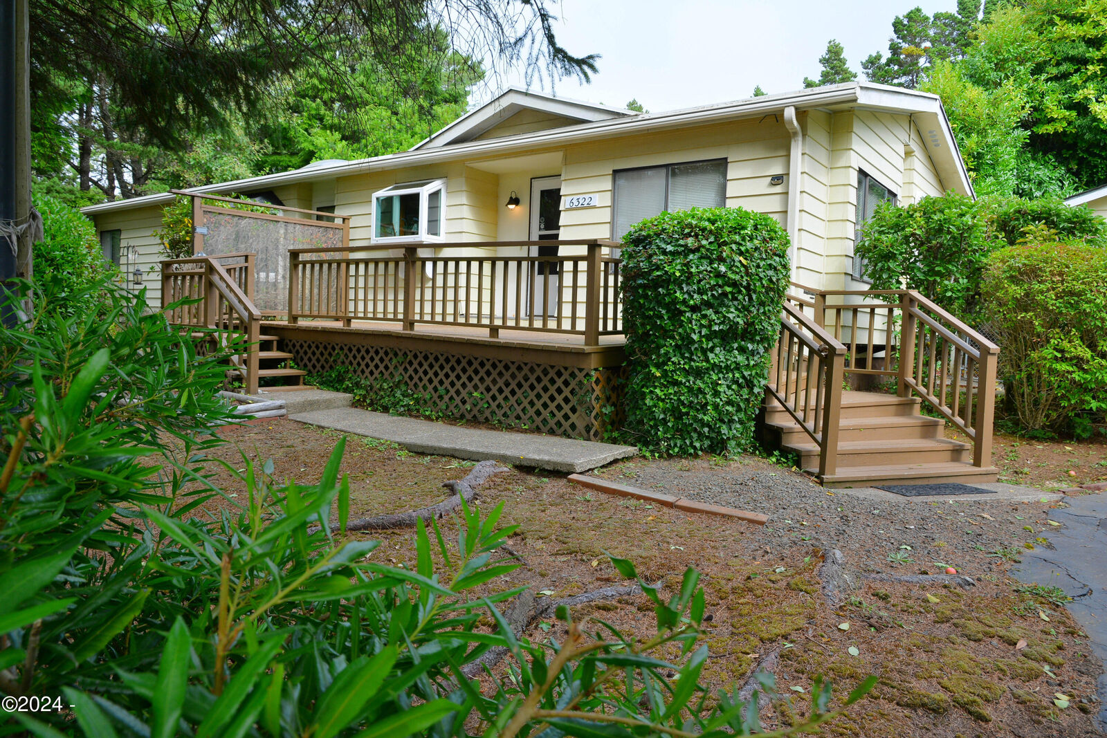 Property Photo: 6322 Rhododendron Avenue OR 97388