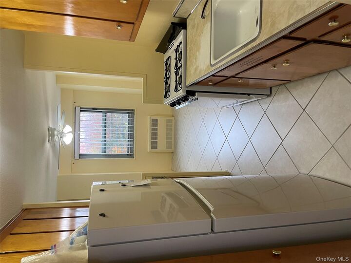 Property Photo: 3410 De Reimer Avenue 6A NY 10475