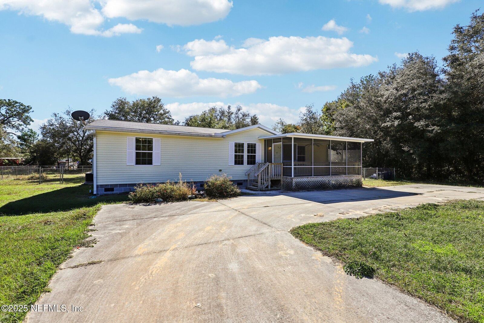 Property Photo: 5827 Hillridge Road FL 32656