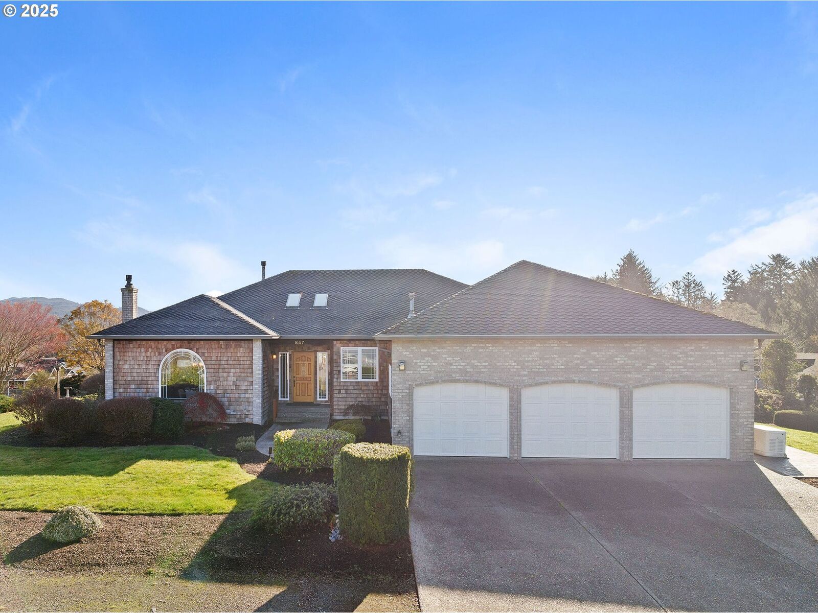 Property Photo:  847 Summit Ave  OR 97138 