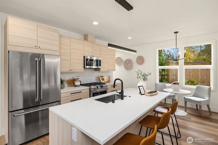 Property Photo:  817  18th Avenue W  WA 98033 