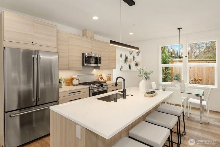 Property Photo:  817  18th Avenue W  WA 98033 