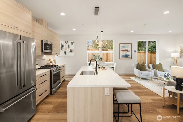 Property Photo:  817  18th Avenue W  WA 98033 