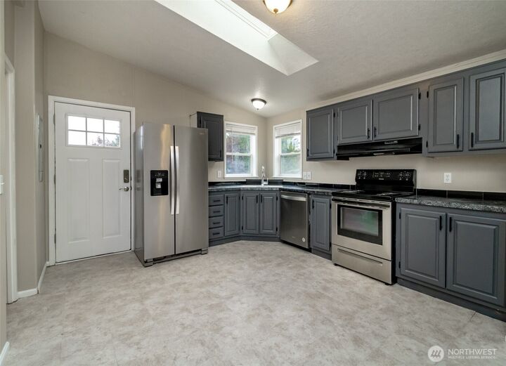 Property Photo: 4333 Lakeview Ct SE WA 98503