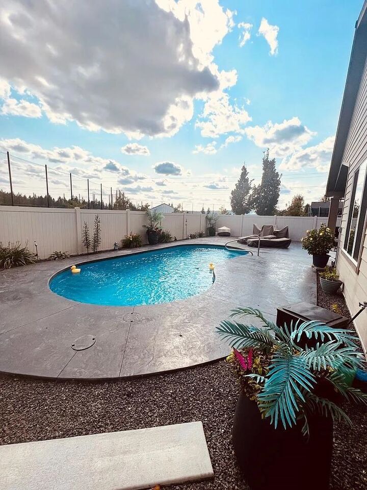 Property Photo:  924 E Colbert Rd  WA 99005 