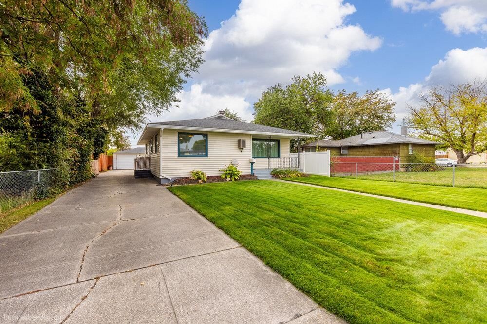 Property Photo:  1710 E Crown Ave  WA 99207 