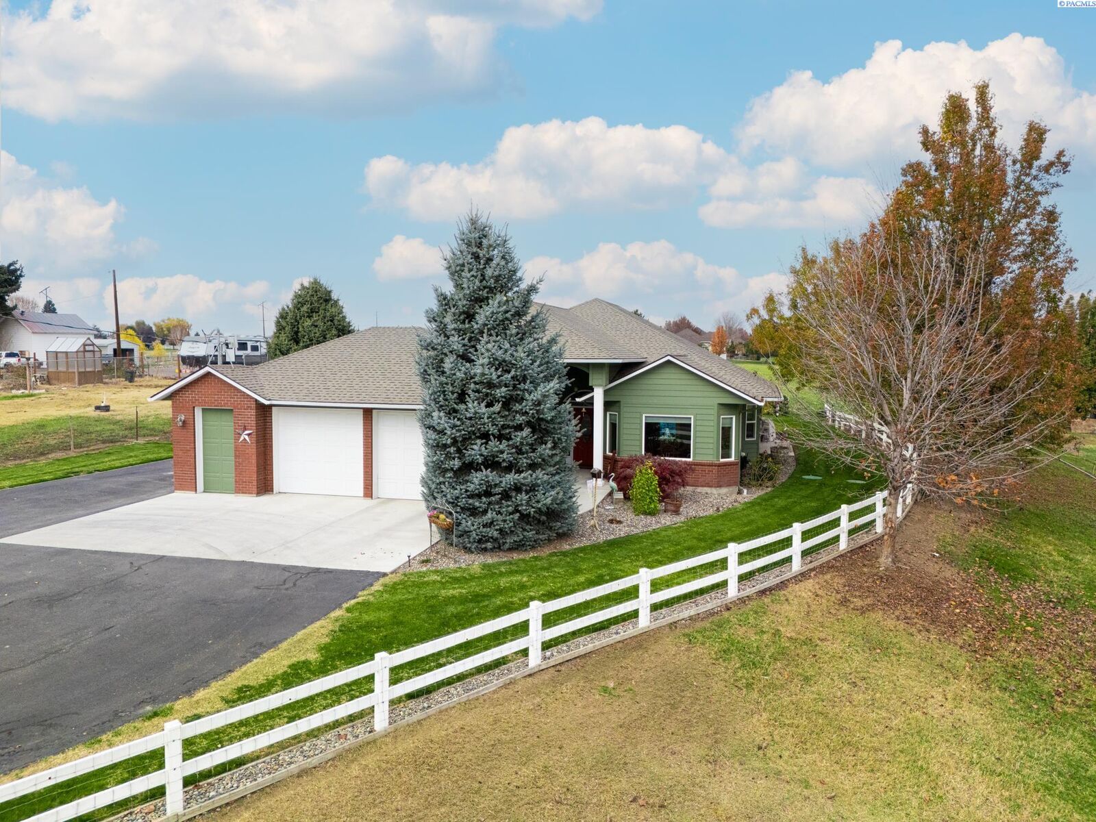 Property Photo:  7611 Van Belle Rd.  WA 98944 