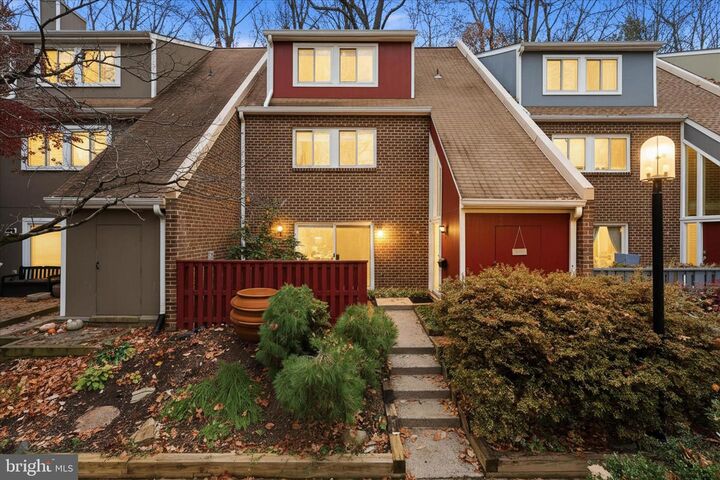 Property Photo: 1432 Greenmont Court VA 20190