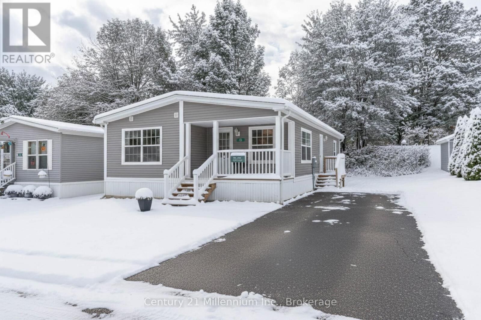 Property Photo:  35 Sussex Square  ON N4K 5N5 