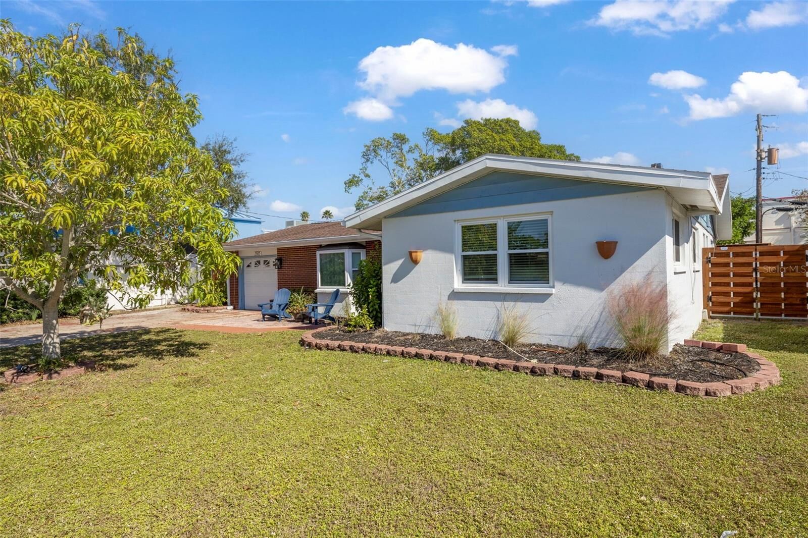 Property Photo: 1505 Roslyn Avenue FL 34207