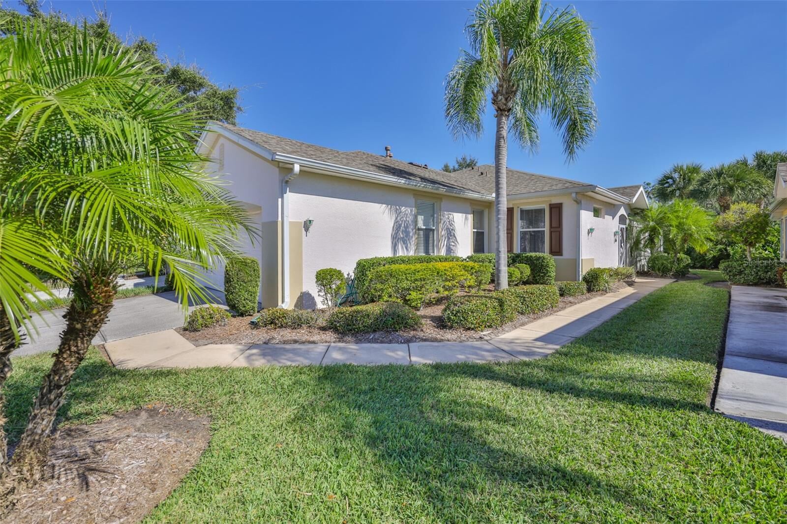 Property Photo: 1219 Fairway Greens Drive FL 33573