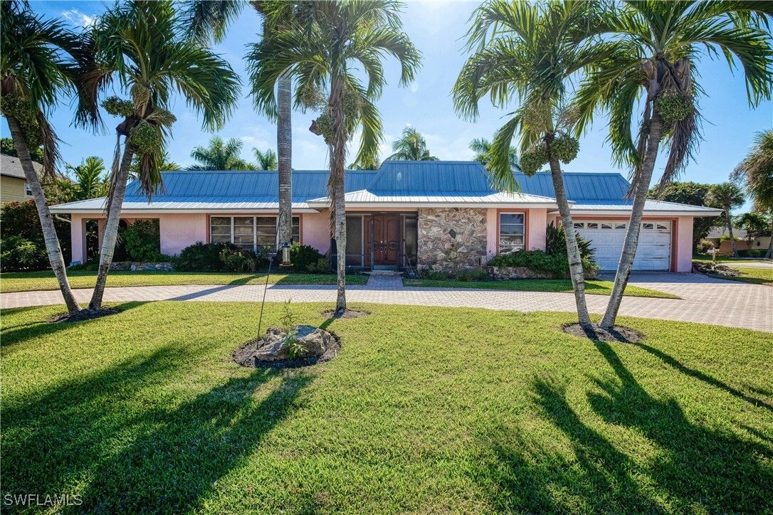 Property Photo: 1320 Kingswood Court FL 33919