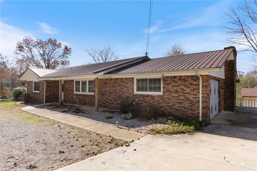 Property Photo: 1502 N Springfield Street AR 72616