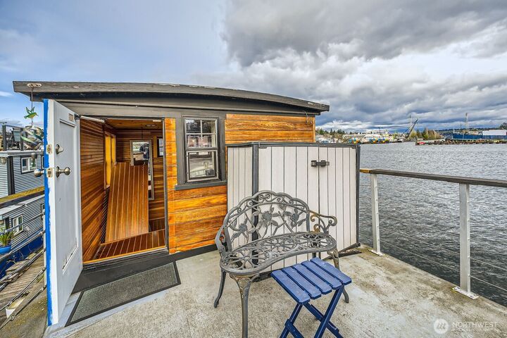 Property Photo: 1080 W Ewing Street E-2 WA 98119