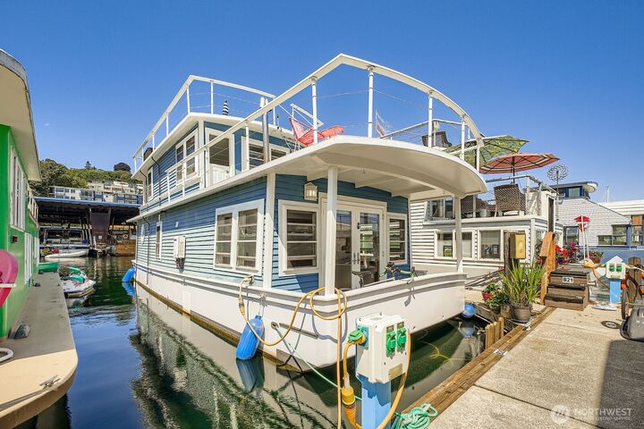 Property Photo: 1900 Westlake Avenue N B-20 WA 98109