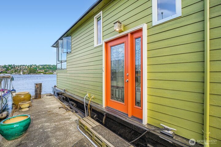 Property Photo: 2040 Westlake Avenue N 26 WA 98109