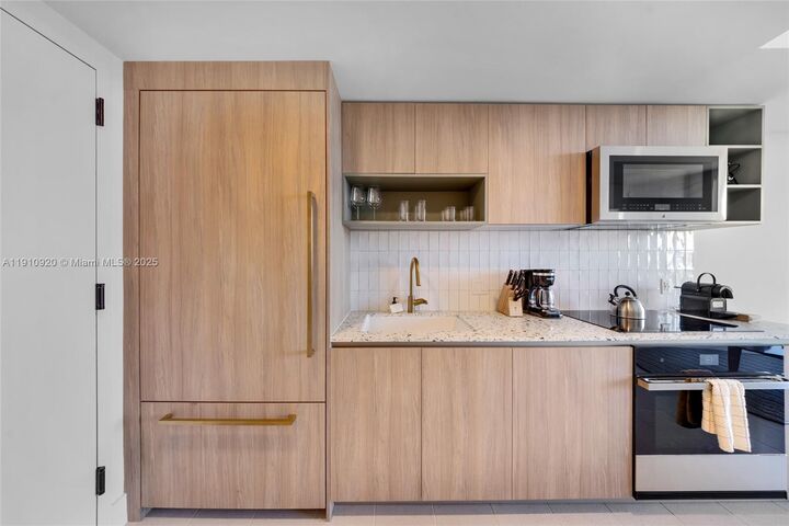 Property Photo:  159 NE 6th St 4007  FL 33132 