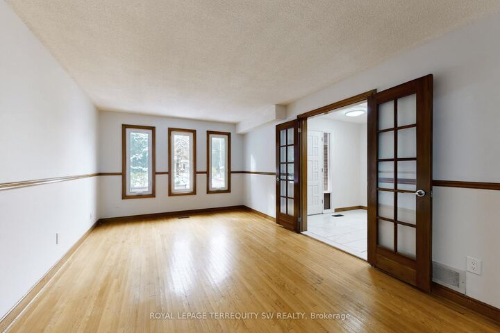 Photo de la propriété: 327A Beechgrove Drive ON M1E 4A2