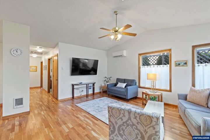 Property Photo: 1420 SE Fairway Dr OR 97394