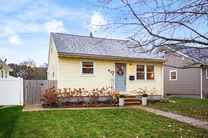 Property Photo: 860 Palmer Road OH 43212