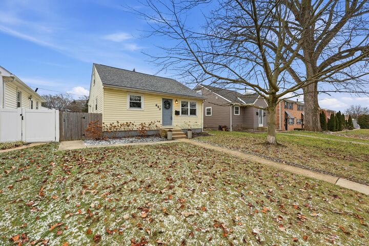 Property Photo: 860 Palmer Road OH 43212