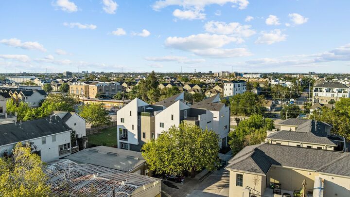 Property Photo:  913 Thompson Street  TX 77007 