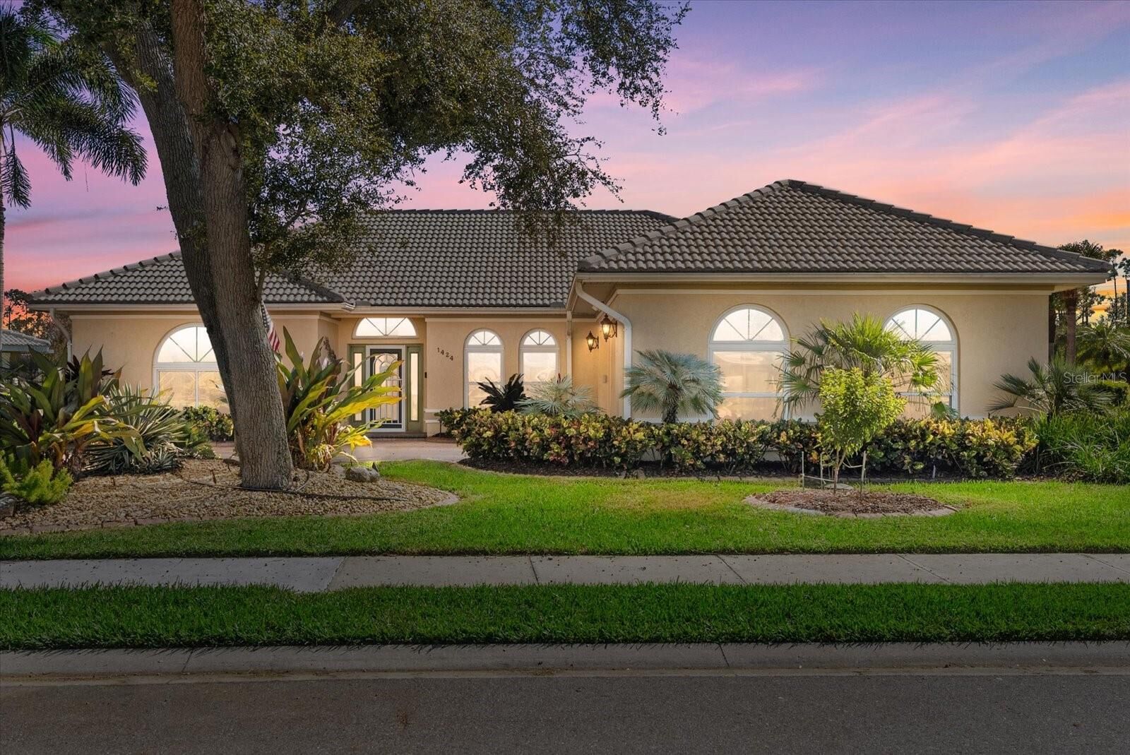 Property Photo: 1424 Gleneagles Drive FL 34292