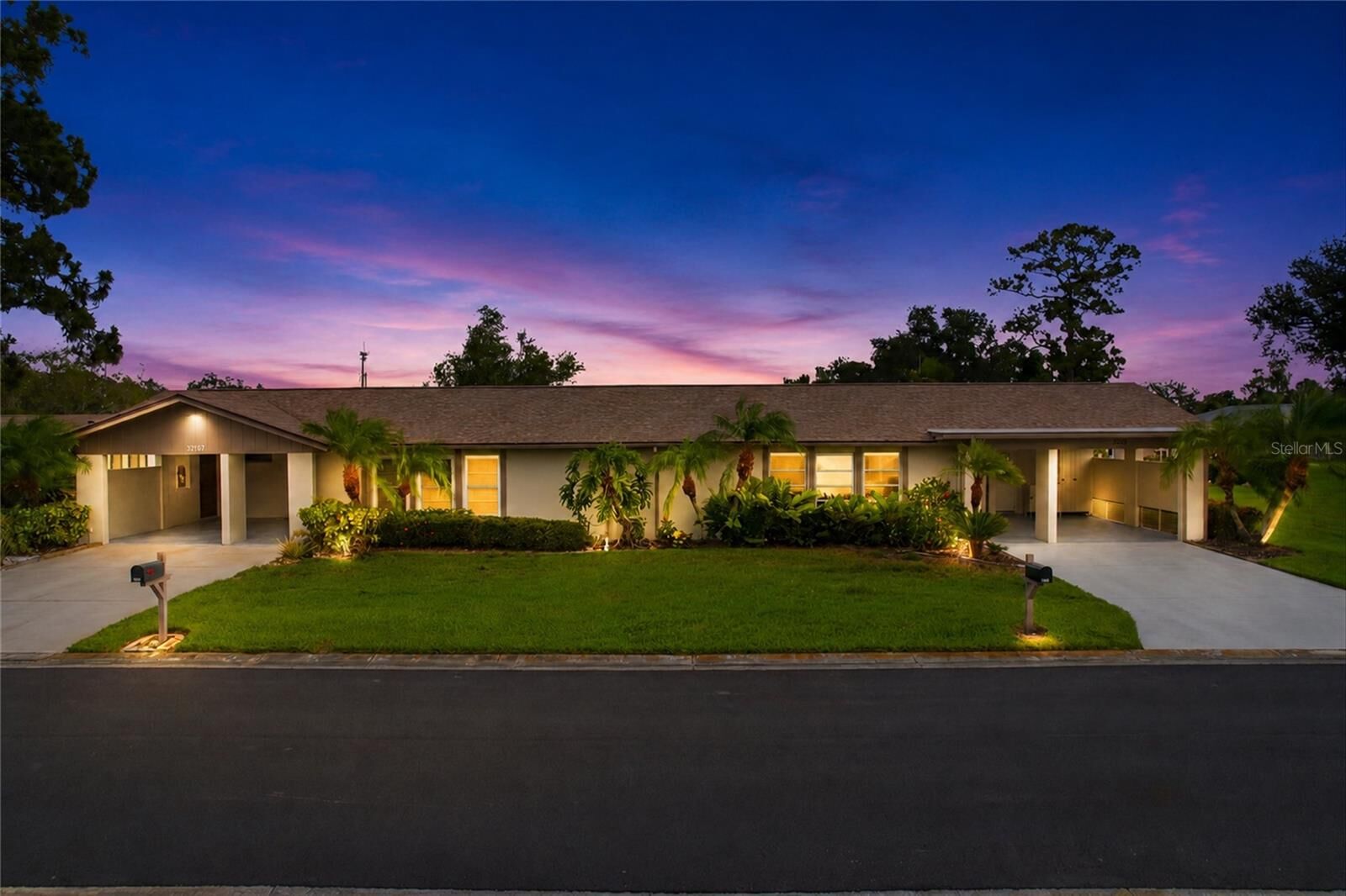 Property Photo:  3721 Collins Street 812  FL 34232 