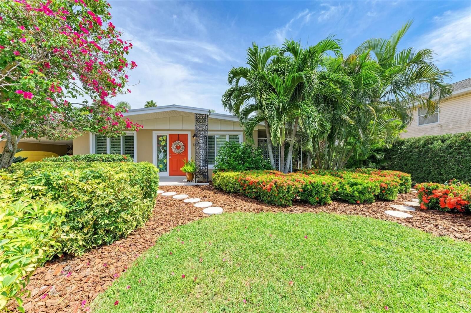 Property Photo: 136 Crescent Dr FL 34216