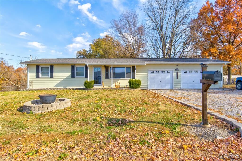 Property Photo:  527 Strohbeck Lane  IL 62010 