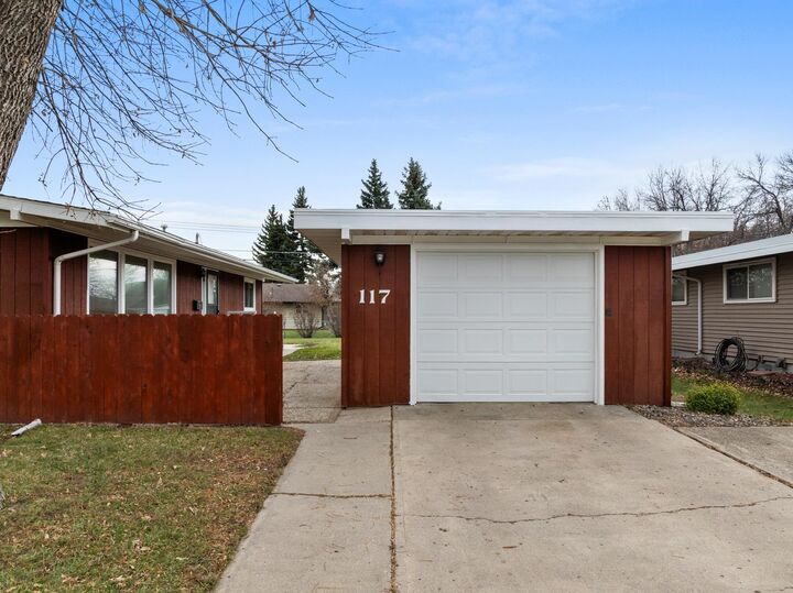 Property Photo: 117 26th St SW ND 58701