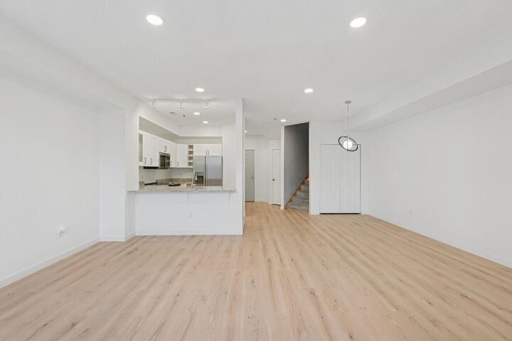 Property Photo:  150 E Burnsville Parkway 116  MN 55337 