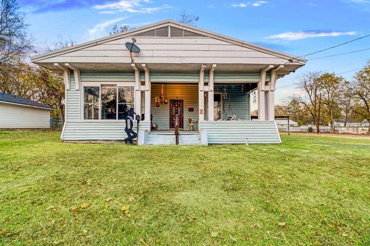 Property Photo:  1347 E Houston Street  TX 75460 